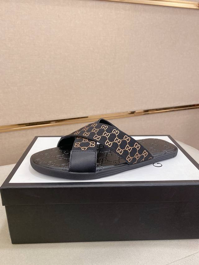 工厂P价 Gucci古奇拖鞋 男鞋高端品牌 官网1:1最新力作：原版开模定制，面料釆用进口原版材料制作，升级版大底，更轻便，防滑。市场顶级品质，简单不失品味，潮