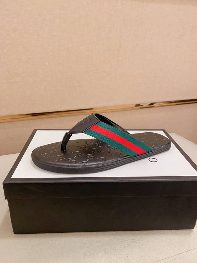 Gucci古奇拖鞋 男鞋高端品牌 官网1:1最新力作：原版开模定制，面料釆用进口原版材料制作，升级版大底，更轻便，防滑。市场顶级品质，简单不失品味，潮人必备，时