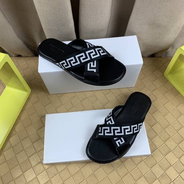 工厂P价 新款上架 Versace 范思哲经典爆款时尚休闲拖鞋官网原版1:1开模原单品质，做工精细采用头层意大利进口牛皮，纯手工制作，彰显低调奢华橡胶耐磨防滑大