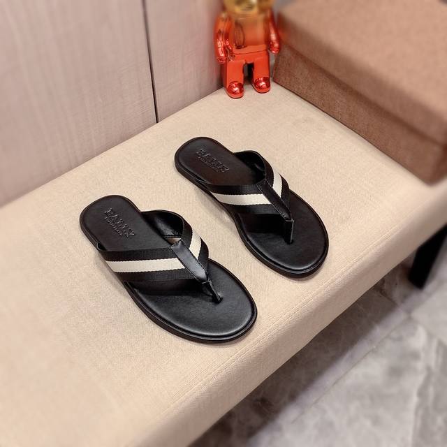 拖鞋: 新款: 厂价 巴利Bally* 系列拖鞋顶级代购男士同步发售，意大利进口织带原版精选牛皮，做工考究， ，鞋底： 超舒适 原厂特供原版底，独家双层活动成型