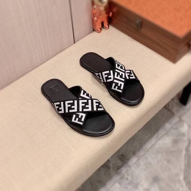 拖鞋: 新款: 厂价 F迪* 系列拖鞋顶级代购男士 专柜同步发售，意大利进口原版精选皮料，做工考究， ，鞋底： 超舒适 原厂特供原版底，独家双层活动成型底超级舒