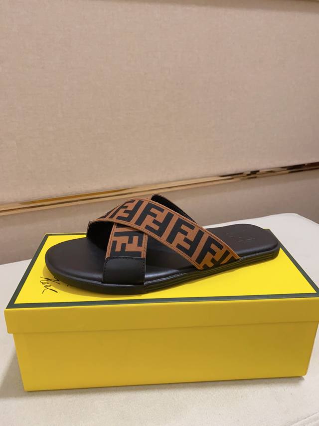 工厂P价 Fendi芬迪拖鞋 男鞋高端品牌 官网1:1最新力作：原版开模定制，面料釆用进口原版材料制作，升级版大底，更轻便，防滑。市场顶级品质，简单不失品味，潮