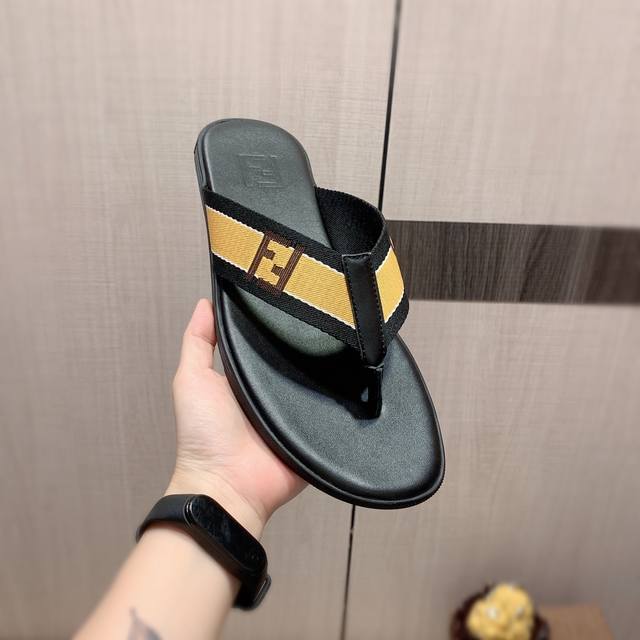 拖鞋: 新款: 厂价 芬迪Fendi* 系列拖鞋顶级代购男士 专柜同步发售，意大利进口原版精选牛皮，做工考究， ，鞋底： 超舒适 原厂特供原版底，独家双层活动成
