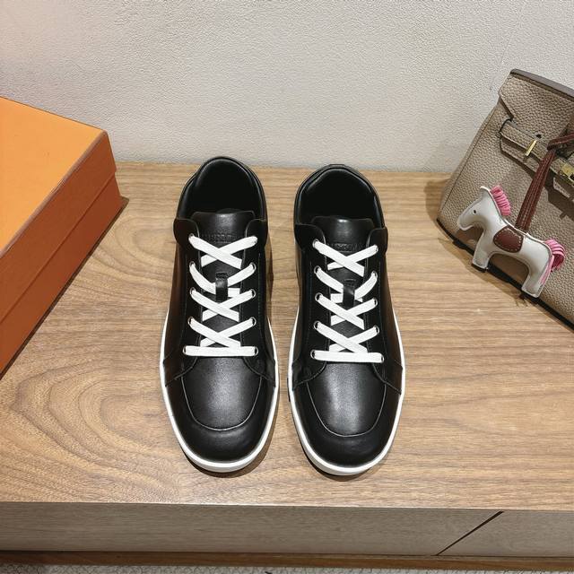 实价： Herme S Ss25New Arrival～ 专柜大热情侣款，H家配货首选鞋履！ 是爱马仕经典款 每一季都会出很多颜色 绝对是最值得买的配货之一 有
