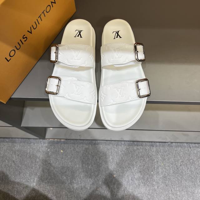 码数38-46 L.V 驴家高端男士夏季拖鞋， 经典老花系列，一字带宽松设计，别致的色彩拼接效果，个性鲜明，时尚潮流穿搭必备款式，轻盈舒适。轻质韧性橡胶内底，微