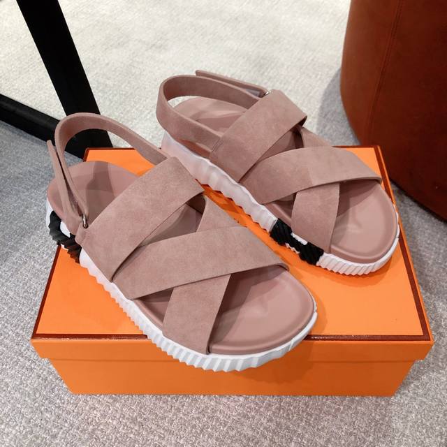 实价： Hermes... A Eclair情侣款 新色+爆款系列 鞋底轻盈，有一定厚度增高显腿长！透体透气 舒适的科技面料！ 春夏拼色兼具颜值舒适度的单品！