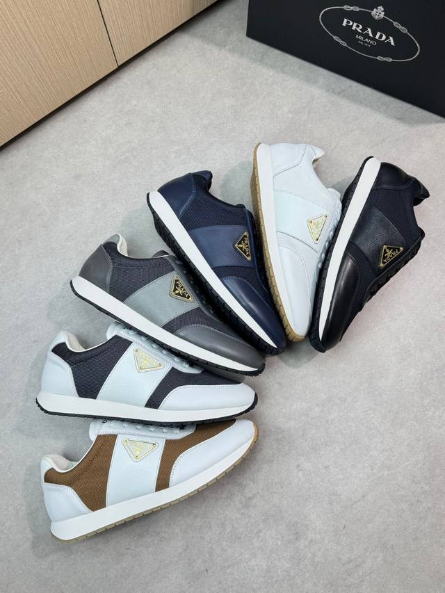Prada 普拉达 -高端品质 原单休闲运动鞋 -鞋面：纳帕小牛皮、品牌高丝光帆布、鞋身车缝品牌金属扣件、鞋舌丝印高周波品牌Logo -内里：水染牛皮 -大底：