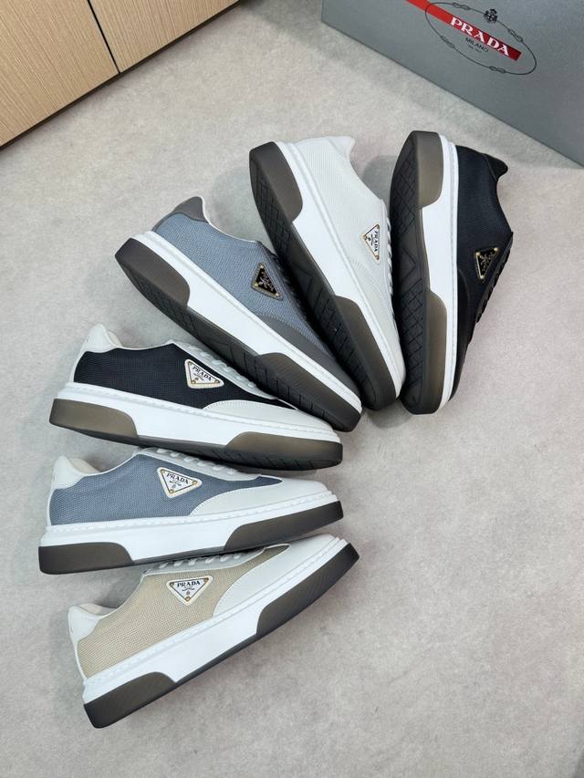 Prada 普拉达 -高端品质 原单休闲运动鞋 -鞋面：纳帕小牛皮、品牌高丝光帆布、鞋身品牌金属扣件、鞋舌.后跟：丝印高周波品牌Logo -内里：水染牛皮 -大