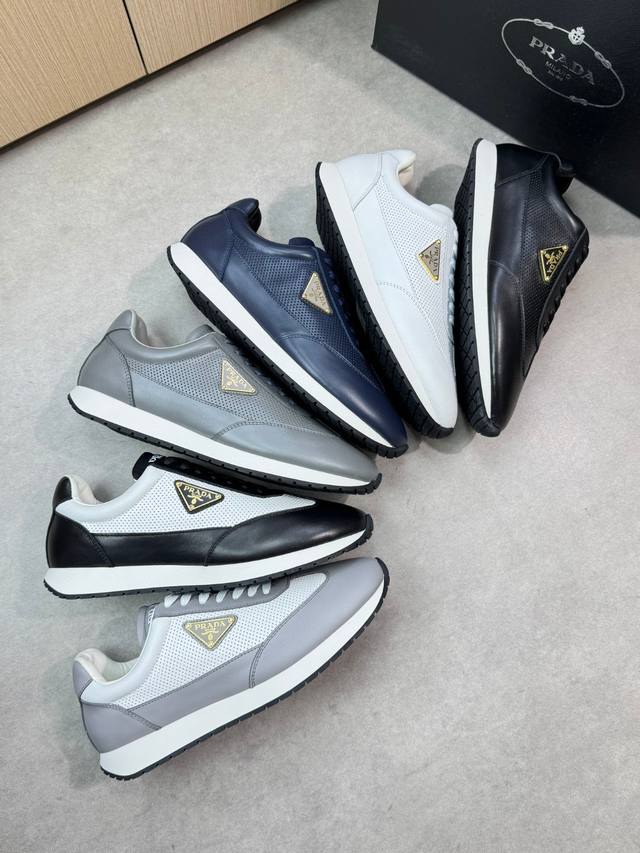 Prada 普拉达 -高端品质 原单休闲运动鞋 -鞋面：纳帕小牛皮、打孔小牛皮、鞋身车缝品牌金属扣件、鞋舌丝印高周波品牌Logo -内里：水染牛皮 -大底：超轻
