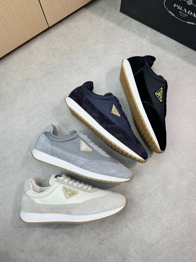 Prada 普拉达 -高端品质 原单休闲运动鞋 -鞋面：反绒小牛皮、品牌高丝光帆布、鞋身车缝品牌金属扣件、鞋舌注塑品牌Logo -内里：水染牛皮 -大底：超轻T
