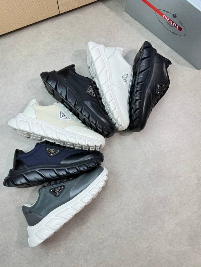 Prada 普拉达 -高端品质 原单休闲运动鞋 -鞋面：开边珠牛皮、品牌高丝光帆布、鞋身品牌金属扣件 -内里：水染牛皮 -大底：超轻Tpu发泡；成型大底 -超高