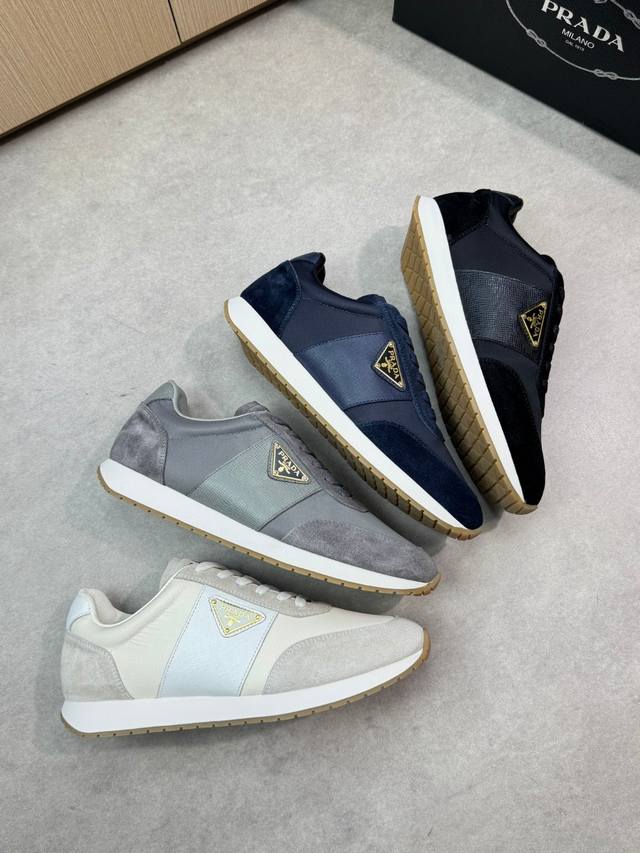 Prada 普拉达 -高端品质 原单休闲运动鞋 -鞋面：反绒小牛皮、品牌高丝光帆布、鞋身车缝品牌金属扣件、鞋舌丝印高周波品牌Logo -内里：水染牛皮 -大底：