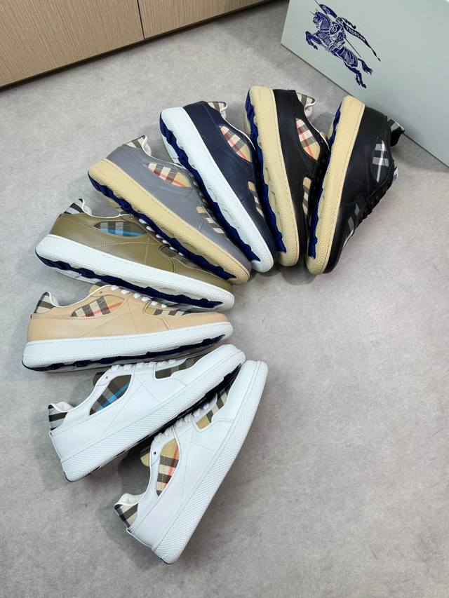 Burberry 巴宝莉 -高端品质 原单休闲运动板鞋 -鞋面：进口纳帕小牛皮、品牌图腾布匹、鞋舌品牌布标 -内里：水染牛皮 -大底：超轻Tpr橡胶; 双色成型