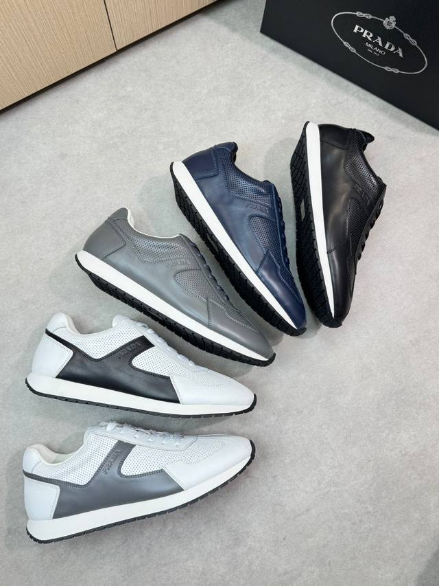 Prada 普拉达 -高端品质 原单休闲运动鞋 -鞋面：纳帕小牛皮、压孔小牛皮、鞋舌.鞋身；空压品牌Logo -内里：水染牛皮 -大底：超轻Tpu发泡 橡胶；成