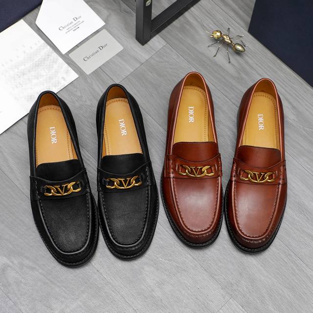 商品商标：Dior 迪奥 ] 商务正装套脚皮鞋 正码码数: 39-44 45定做不退换 商品材料：精选优质牛皮鞋面 牛皮内里 原版大底