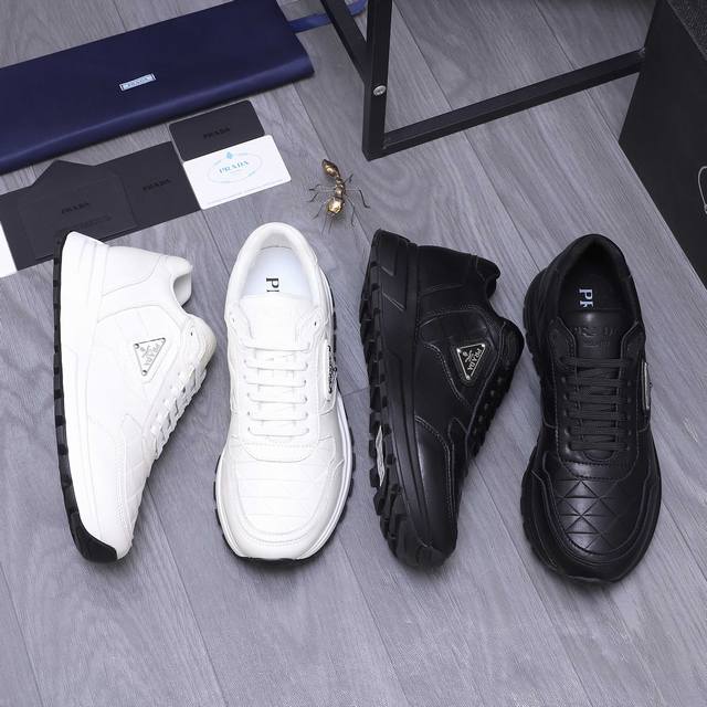商品商标：Prada 普拉达 休闲系带男鞋 正码码数: 38-44 商品材料：精选 优质压纹牛皮鞋面 网内里 原版大底