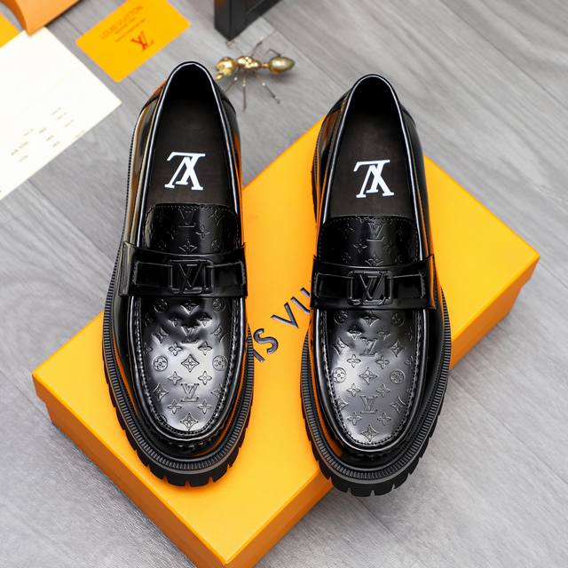 商品商标：Lv 路易威登 商务套脚皮鞋 正码码数: 39-44 45 定做不退换 商品材料：精选优质珠光牛皮压纹鞋面 牛皮内里 原版大底