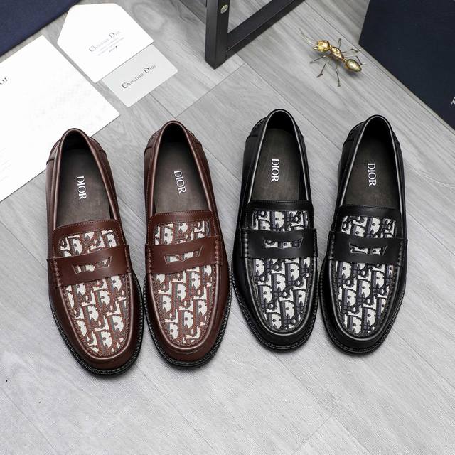 商品商标：Dior 迪奥 ] 商务正装套脚皮鞋 正码码数: 39-44 45定做不退换 商品材料：精选牛皮拼接织布鞋面 牛皮内里 原版大底