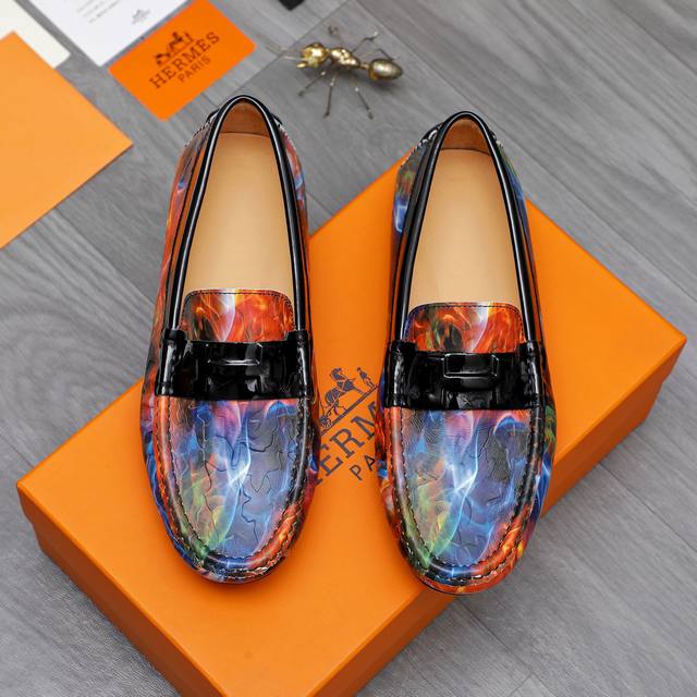 商品商标：Hermes 爱玛仕 休闲套脚鞋 正码码数: 38-44 商品材料：精选压纹牛皮鞋面 猪皮内里 橡胶大底