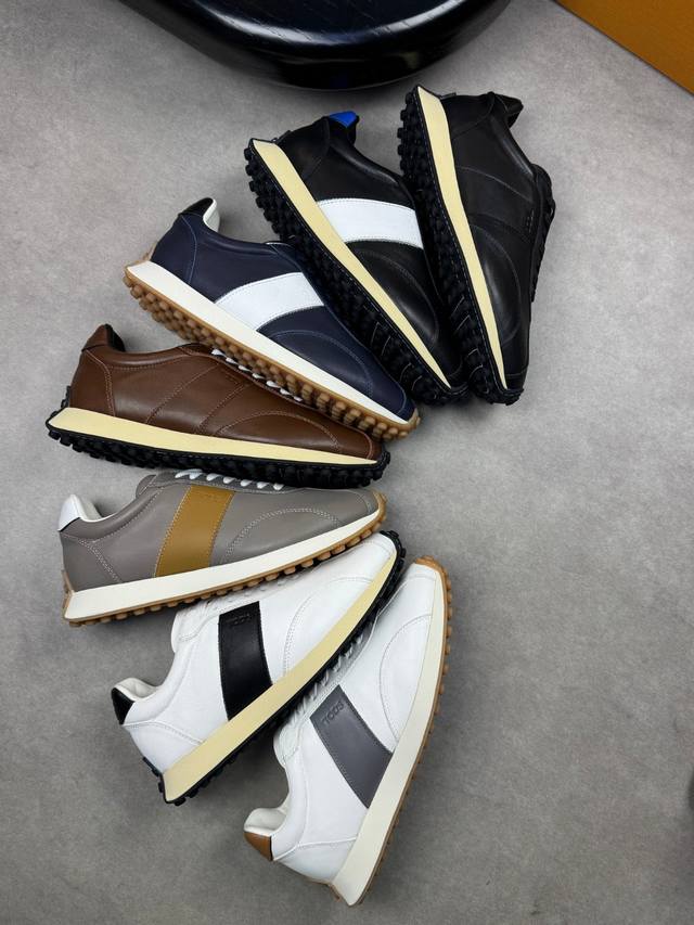 Tod's 托德斯 -高端品质 原单休闲运动鞋 -鞋面：纳帕小牛皮、鞋舌.鞋身.后跟空压品牌Logo -内里：水染牛皮 -大底：超轻耐磨绒 橡胶；双色组合成型大