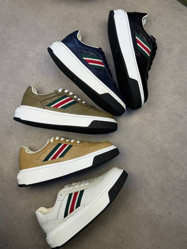 Gucci 古驰 -高端品质 原单休闲运动鞋 -鞋面：纳帕小牛皮、空压品牌图腾、品牌图腾织带 -内里：水染牛皮 -大底：超轻Tpu 橡胶；双色成型大底 -超高品