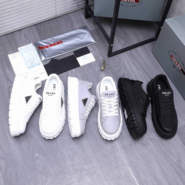 商品商标：Prada 普拉达 商务休闲男鞋 正码码数: 38-44 45定做不退换 商品材料：精选 头层优质牛皮拼接布面 网内里 原版大底