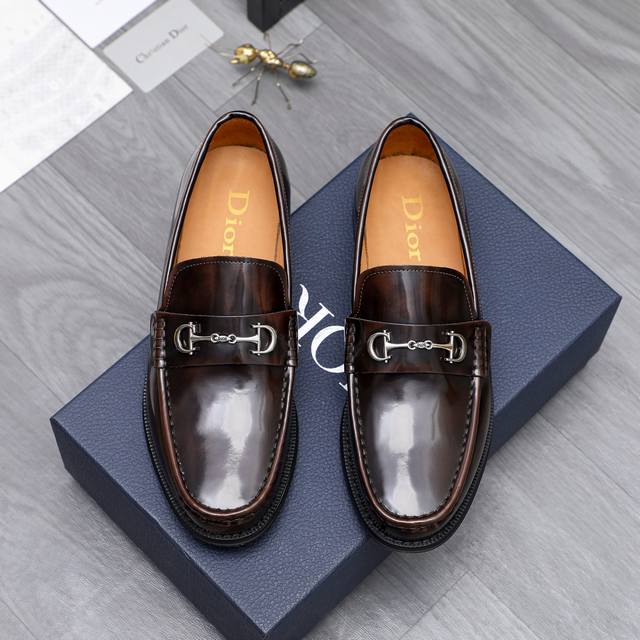 商品商标：Dior 迪奥 ] 商务休闲套脚皮鞋 正码码数: 39-44 45定做不退换 商品材料：精选珠光牛皮鞋面 牛皮内里 原版大底