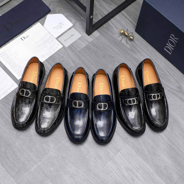 商品商标：Dior 迪奥 ] 商务休闲套脚皮鞋 正码码数: 39-44 45定做不退换 商品材料：精选漆光牛皮鞋面 牛皮内里 原版大底