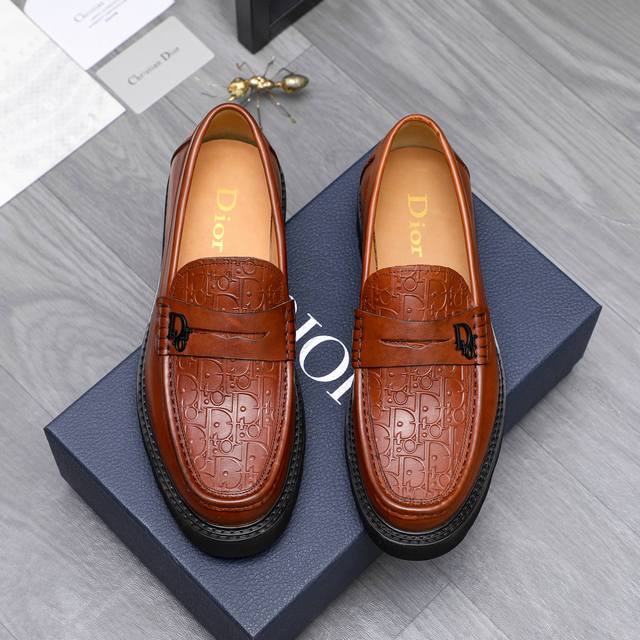 商品商标：Dior 迪奥 ] 商务休闲套脚皮鞋 正码码数: 39-44 45定做不退换 商品材料：精选压纹牛皮鞋面 牛皮内里 原版大底