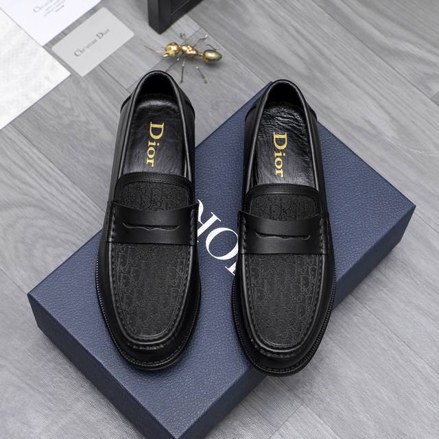 商品商标：Dior 迪奥 ] 商务休闲套脚皮鞋 正码码数: 39-44 45定做不退换 商品材料：精选牛皮拼接织布鞋面 牛皮内里 原版大底