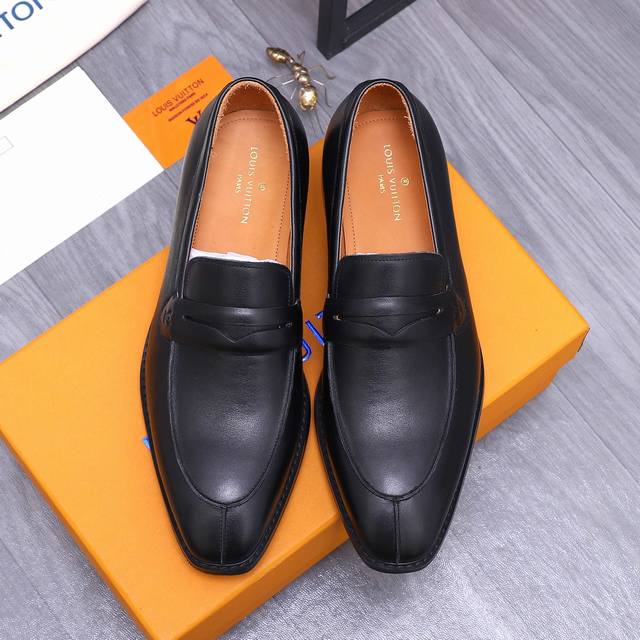 商品商标：Lv 路易威登 商务正装皮鞋 正码码数: 39－44 45 定做不退换 商品材料：精选 优质牛皮鞋面 牛皮内里 原版大底