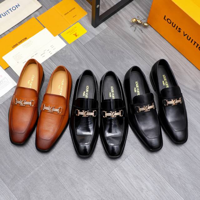 商品商标：Lv 路易威登 商务正装皮鞋 正码码数: 38－44 45 46定做不退换 商品材料：精选 漆光牛皮鞋面 牛皮内里 原版大底