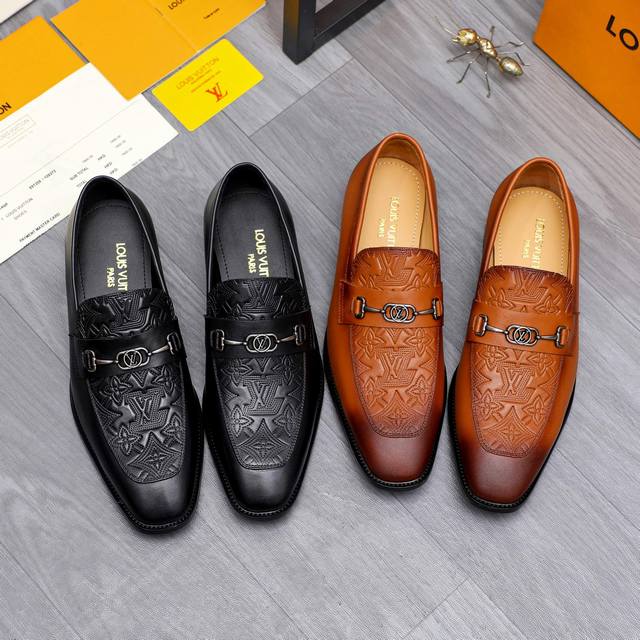 商品商标：Lv 路易威登 商务正装皮鞋 正码码数: 38－44 45 46定做不退换 商品材料：精选 擦色牛皮压纹鞋面 牛皮内里 原版大底
