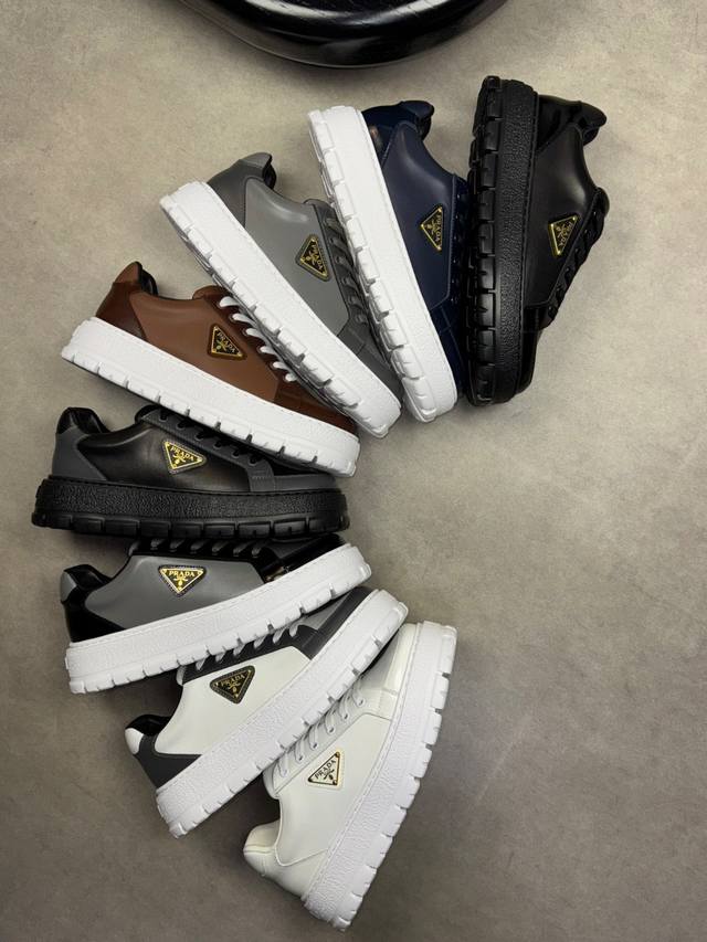Prada 普拉达 -高端品质 原单休闲运动鞋 -鞋面：纳帕小牛皮、开边珠牛皮、鞋身品牌金属扣件、鞋舌空压品牌Logo -内里：水染牛皮 -大底：超轻Tpu发泡