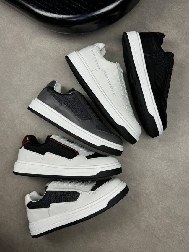 Prada 普拉达 -高端品质 原单 -鞋面：纳帕小牛皮、品牌帆布、鞋舌高周波品牌Logo -内里：水染牛皮 -大底：超轻Tpu发泡 橡胶；双色成型大底 -超高