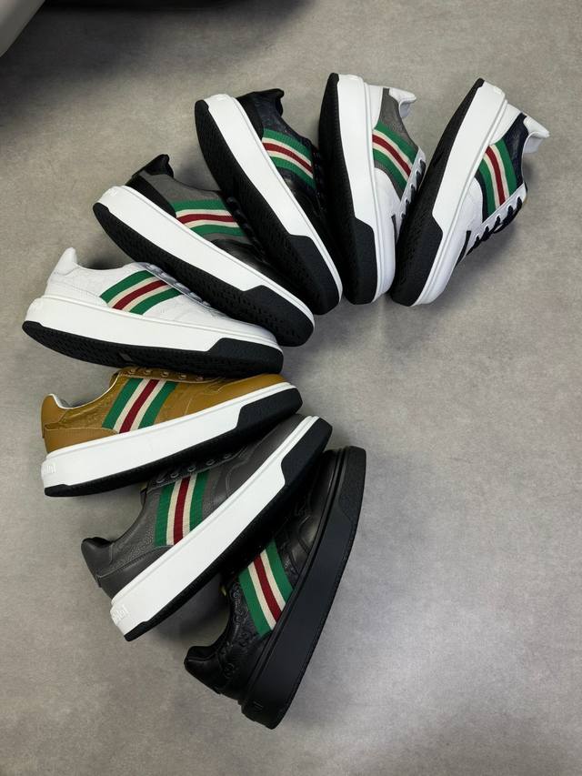 Gucci 古驰 -高端品质 原单 -鞋面：进口纳帕小牛皮、摔纹小牛皮.空压品牌图腾、鞋身品牌织带 -内里：水染牛皮 -大底：超轻Tpu发泡.橡胶；双色成型大底