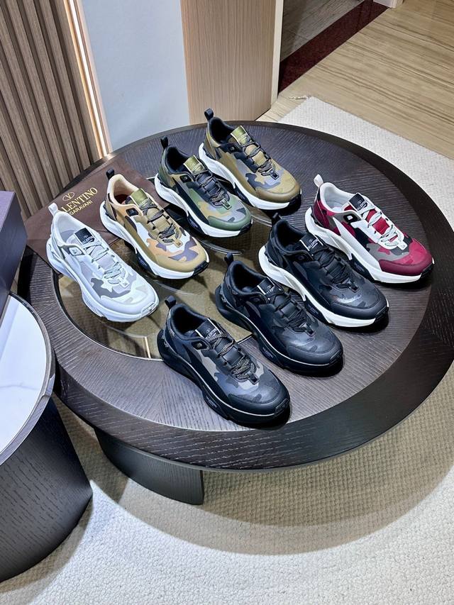 Valentino Garavani True Act男士低帮迷彩运动鞋 -鞋舌处饰有Valentino Garavani Logo -橡胶鞋底配有铆钉细节 -