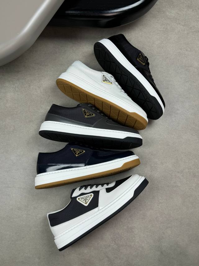 Prada 普拉达 -高端品质 原单 -鞋面：开边珠小牛皮、品牌帆布、鞋身车缝品牌金属Logo扣件 -内里：水染牛皮 -大底：超轻Tpu发泡 橡胶；双色成型大底