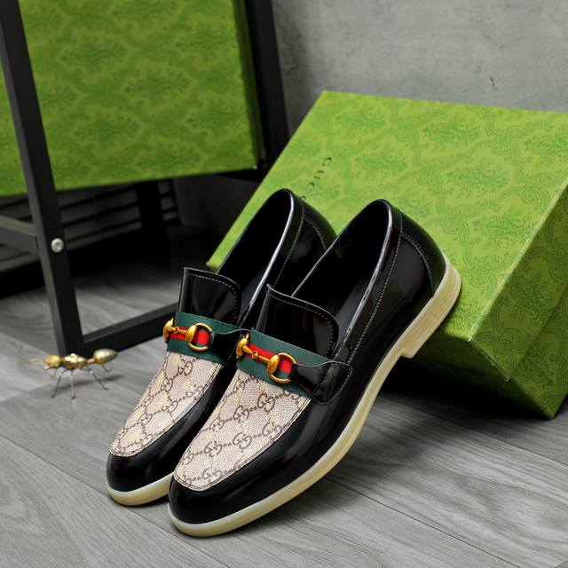 商品商标：Gucci 古驰 商务套脚皮鞋 正码码数: 38－45 商品材料：精选漆面牛皮拼接印花鞋面 牛皮内里 原版大底