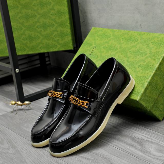 商品商标：Gucci 古驰 商务套脚皮鞋 正码码数: 38－45 商品材料：精选漆面牛皮鞋面 牛皮内里 原版大底