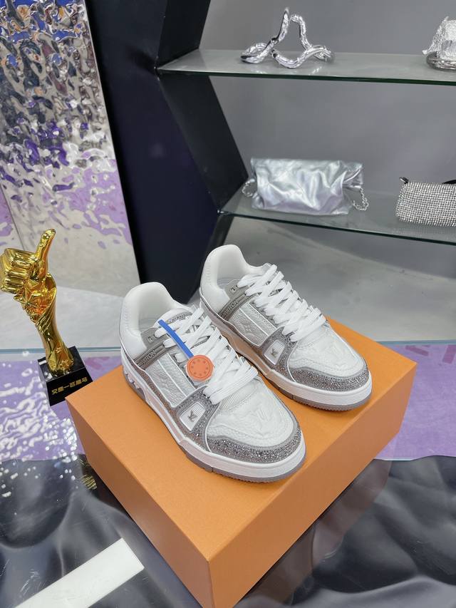 Lv新颜色 手工钻 不会掉请放心穿 钻面 原版开发 品质出货 欢迎对比 Lv板鞋系列 Lv Trainer Maxi运动鞋将成衣系列的宽松廓形引入Virgila