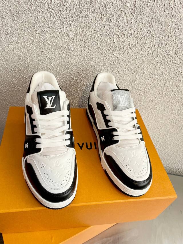 顶级版本： Lv Tarine路易威登L家 驴牌 休闲 运动鞋 滑板鞋 面料: 原版定制头层牛皮 内里: 原版定制透气网里 大底: 双色Tpu组合大底 底厚: