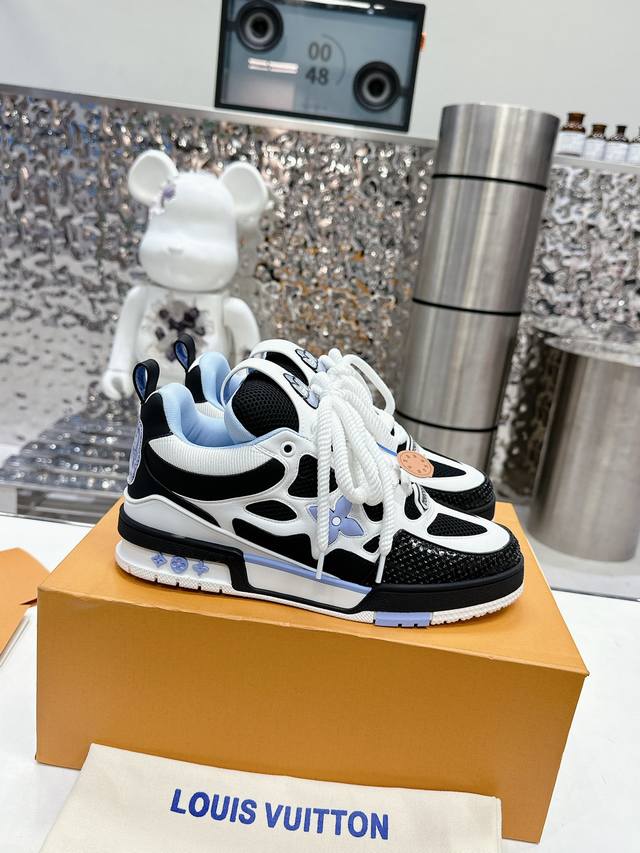 路易威登走秀滑板鞋爆款， Louis Vuitton Trainer无疑是奢侈品牌推出的最成功的Sneaker之一，不过探索的脚步并不会停，Louisvuitt