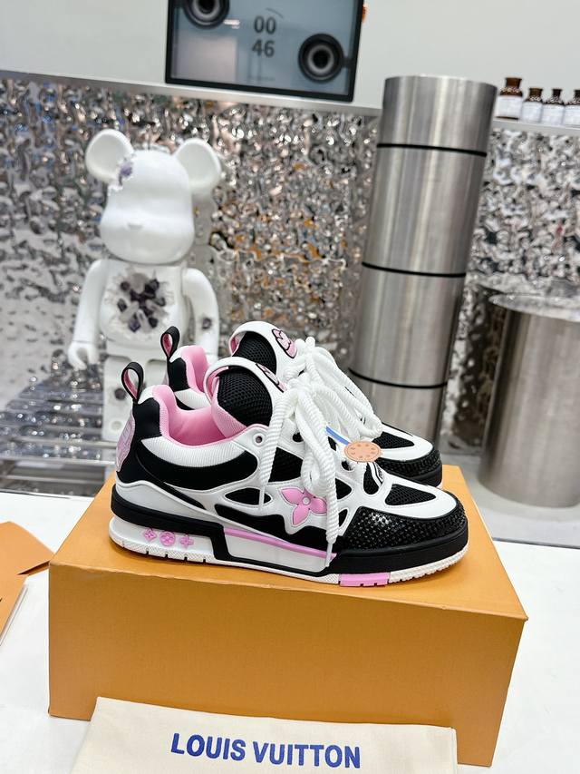 路易威登走秀滑板鞋爆款， Louis Vuitton Trainer无疑是奢侈品牌推出的最成功的Sneaker之一，不过探索的脚步并不会停，Louisvuitt
