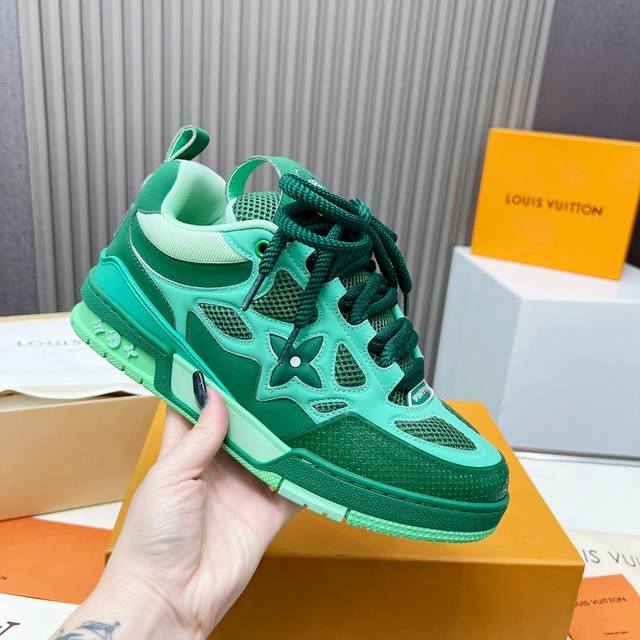 面包鞋 又加新颜色啦 路易威登走秀滑板鞋爆款， Louis Vuitton Trainer无疑是奢侈品牌推出的最成功的Sneaker之一，不过探索的脚步并不会停