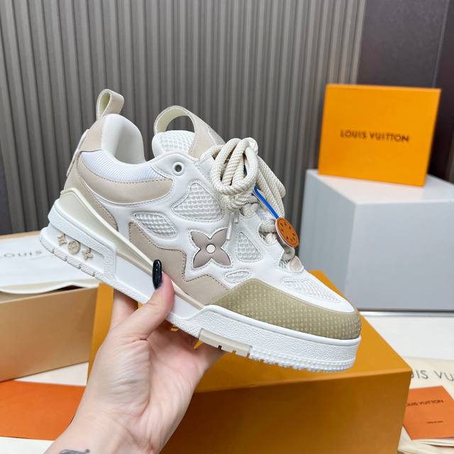 面包鞋 又加新颜色啦 路易威登走秀滑板鞋爆款， Louis Vuitton Trainer无疑是奢侈品牌推出的最成功的Sneaker之一，不过探索的脚步并不会停