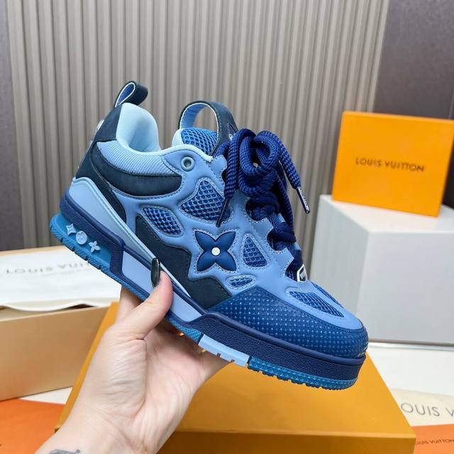 面包鞋 又加新颜色啦 路易威登走秀滑板鞋爆款， Louis Vuitton Trainer无疑是奢侈品牌推出的最成功的Sneaker之一，不过探索的脚步并不会停