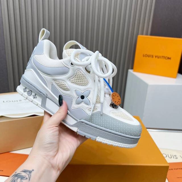 面包鞋 又加新颜色啦 路易威登走秀滑板鞋爆款， Louis Vuitton Trainer无疑是奢侈品牌推出的最成功的Sneaker之一，不过探索的脚步并不会停