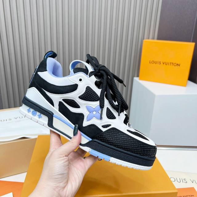 面包鞋 又加新颜色啦 路易威登走秀滑板鞋爆款， Louis Vuitton Trainer无疑是奢侈品牌推出的最成功的Sneaker之一，不过探索的脚步并不会停