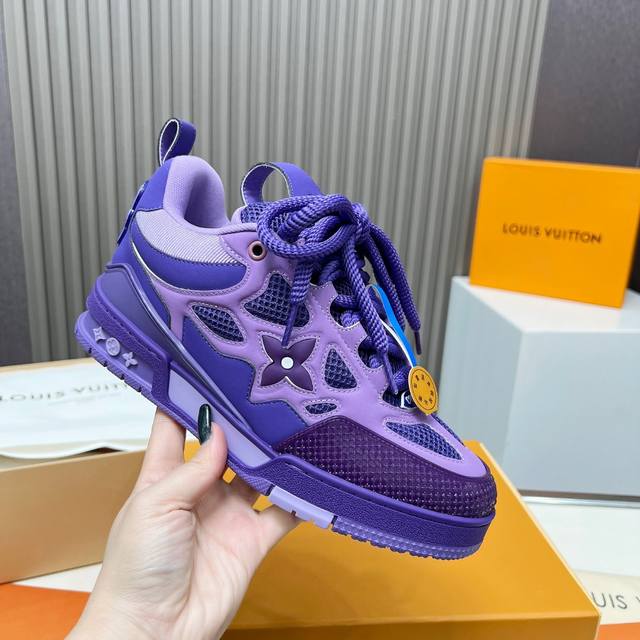 面包鞋 又加新颜色啦 路易威登走秀滑板鞋爆款， Louis Vuitton Trainer无疑是奢侈品牌推出的最成功的Sneaker之一，不过探索的脚步并不会停